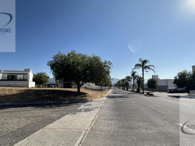 KL/ BONITO TERRENO EN VENTA, EN ESQUINA. PRIVADA CON VIGILANCIA