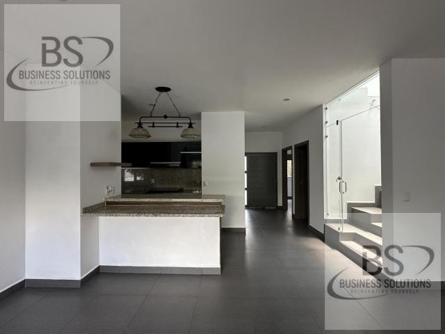 KL/ CASA EN RENTA EN BONITA PRIVADA ARBOLADA. CON CUARTO DE SERVICIO