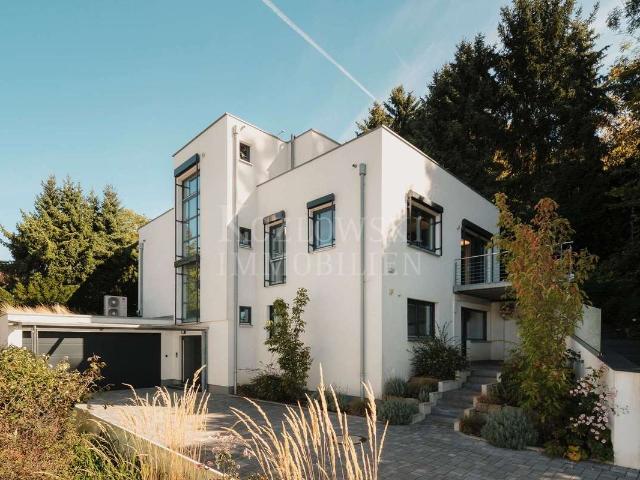 Klare Linien. Große Perspektiven Bauhausvilla in privilegierter Aussichtslage!