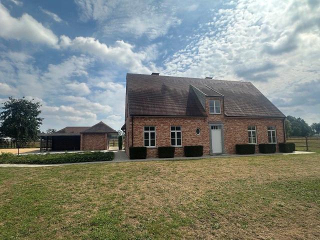 Klassevolle open bebouwing met 4 slaapkamers en prachtig lan