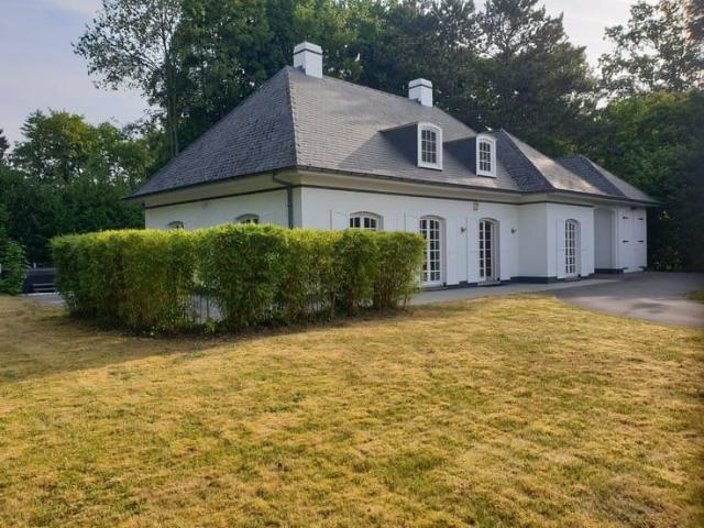 Klassevolle, riante villa met grote tuin te huur in resid.