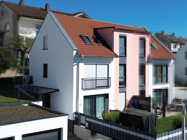 Klasse Doppelhaushälfte mit Einbauküche, Terrasse und eigenem Garten!