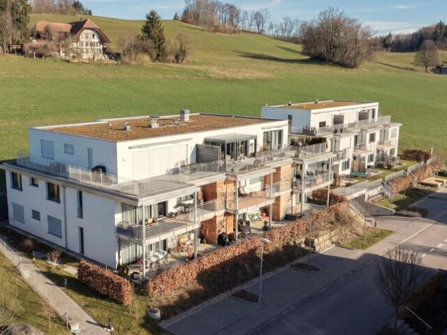 KLASSE UND KOMFORT IM GRÜNEN NEUWERTIGE 4.5 ZIMMERWOHNUNG