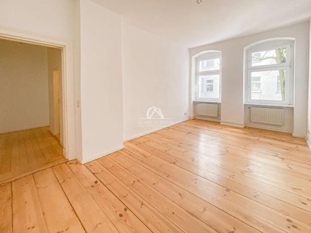 KLASSISCH SCHÖNE UND GEPFLEGTE ALTBAUWOHNUNG IN ERSTKLASSIGER LAGE AM REUTERPLATZ! PROVISIONSFREI!