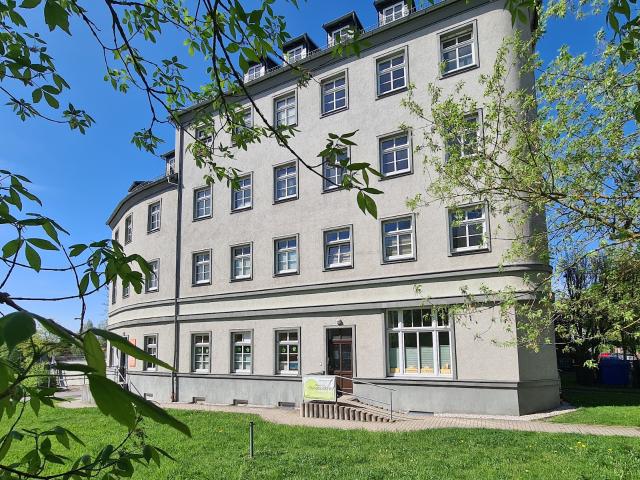 Klassisch, praktisch, einfach gut: großzügige 1 Zimmerwohnung im 1. OG Stellplatz mgl