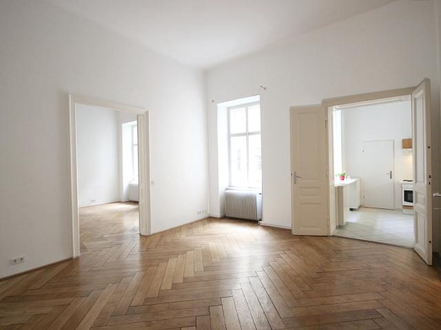 KLASSISCHE ALTBAUWOHNUNG IN KLEINEM PALAIS