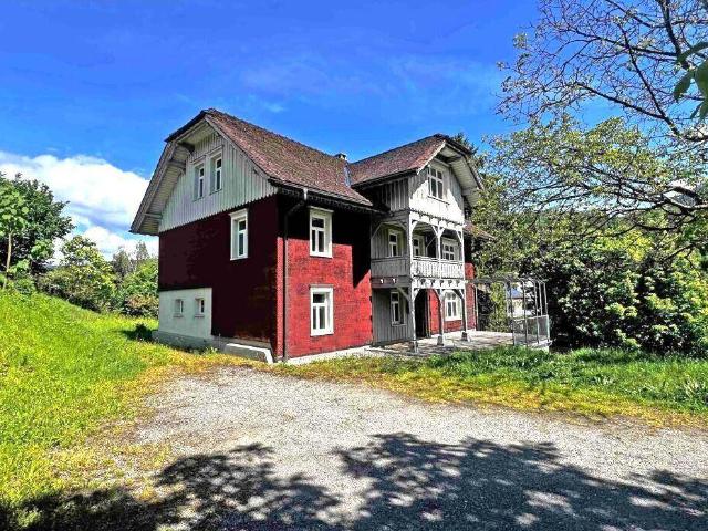 Klassische Holzvilla auf reichlich Umschwung mit großem Entwicklungspotenzial