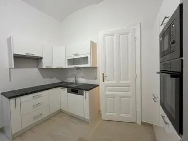 Klassische, sanierte 3 1/2 Zimmer Altbauwohnung Nähe Rochusmarkt!