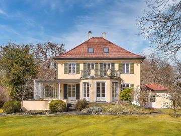 Klassische Villa von 1928 mit 6 Schlafzimmern, viel Charme und Traumgarten in unverbauter Bestlage