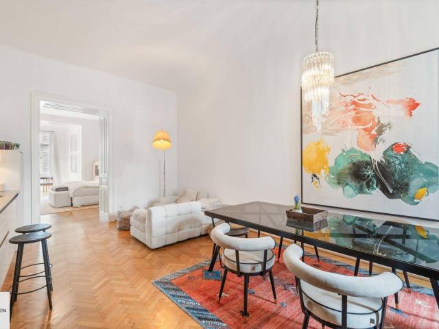 Klassische 3 Zimmer Altbauwohnung mit Erker, 2 separat begehbaren Schlafzimmern. U Bahn Nähe und Balkon Potenzial