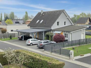Klassisches Dreigiebelhaus mit eigenem Sonnen Solar Heizkraftwerk in Ruhelage an einer Sackgasse
