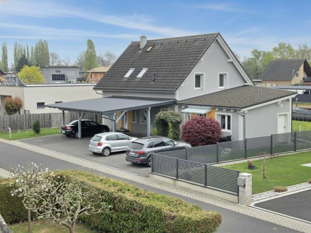 Klassisches Dreigiebelhaus mit eigenem Sonnen Solar Heizkraftwerk in Ruhelage an einer Sackgasse