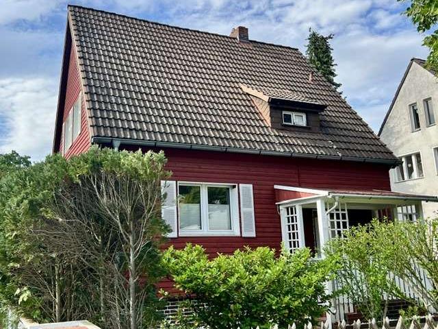 Klassisches Einfamilienhaus aus den Dreißigern auf traumhaftem Grundstück in Berlin Zehlendorf