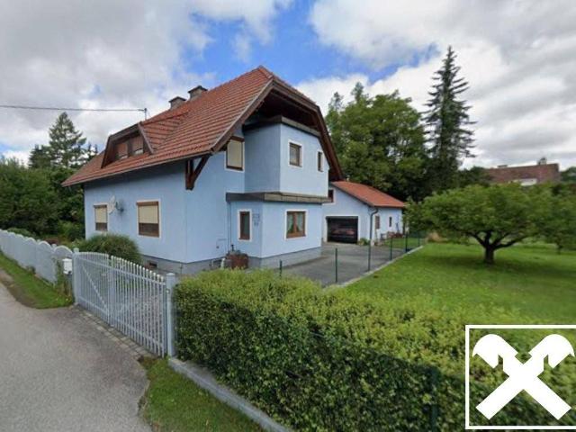 Klassisches Einfamilienhaus mit großem Garten