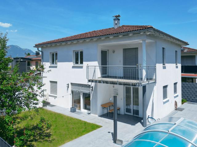 Klassisches Einfamilienhaus mit 4 Zimmern, Pool und Keller