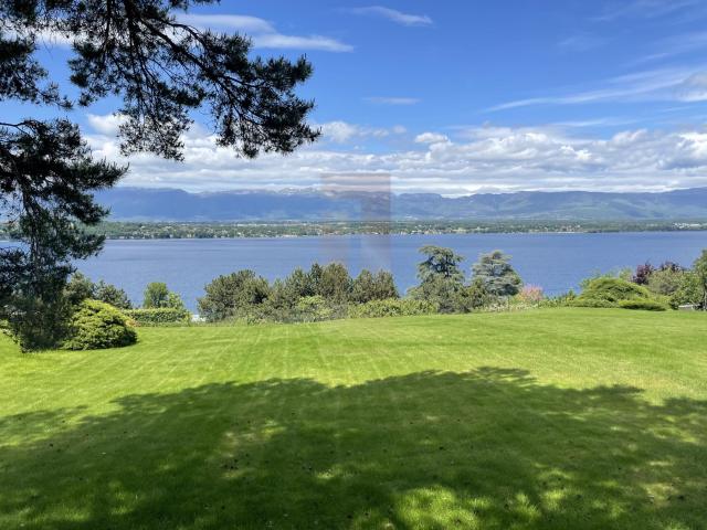 Klassisches Haus mit Panoramablick auf den See