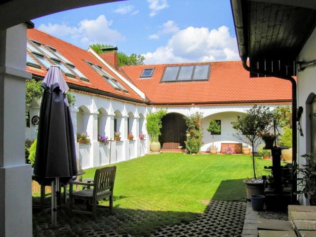 Klassischer Arkadenhof mit Pool Provisionsfrei