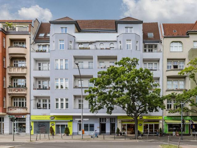 Klassischer Berliner Altbau: 3 Zimmer Wohnung mit Balkon in Wilmersdorf