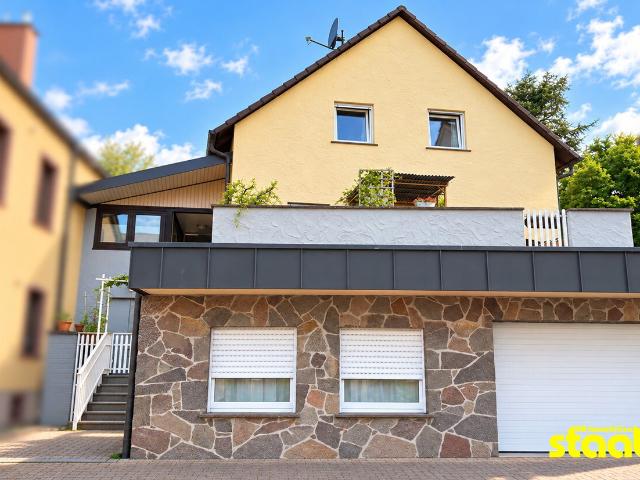 KLEIN, ABER FEIN – DAS EIGENE HÄUSCHEN MIT BÜROANBAU, GARAGE UND STELLPLATZ IM HOF
