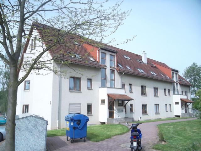 Klein, fein & mit Balkon – 1 Raum Wohnung mit Einbauküche in Niederlungwitz