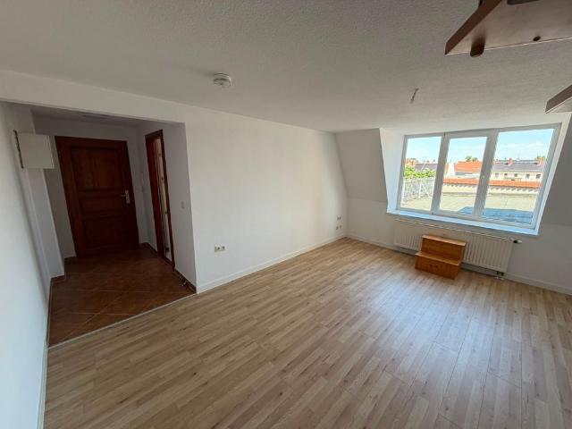 kleine 3 Raumwohnung mit Einbauküche und Abstellraum im Dachgeschoss in Stadtparknähe !