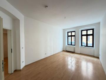 kleine 3 Raumwohnung mit Einbauküche und Balkon im Erdgeschoss !