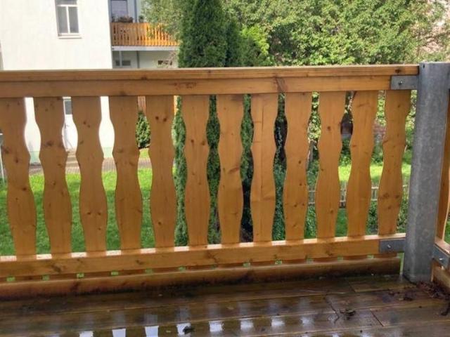 Kleine 2 Zimmerwohnung mit Laminat, Balkon und offener Küche in ruhiger Lage!