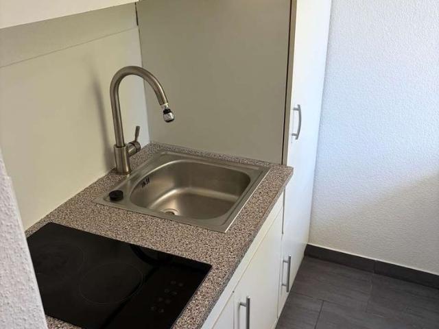 Kleine 2 Zimmer Singlewohnung mit kleiner Einbauküche und Balkon !