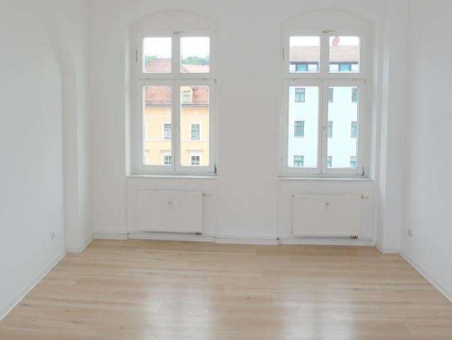Kleine 2 Zimmer Wohnung mit Laminatboden, separater Küche und Badewanne