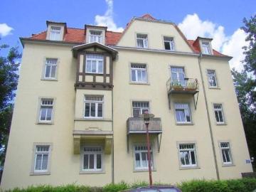Kleine, gemütliche 2 Zimmer Mansardenwohnung mit Laminatboden, separater Küche & Badewanne