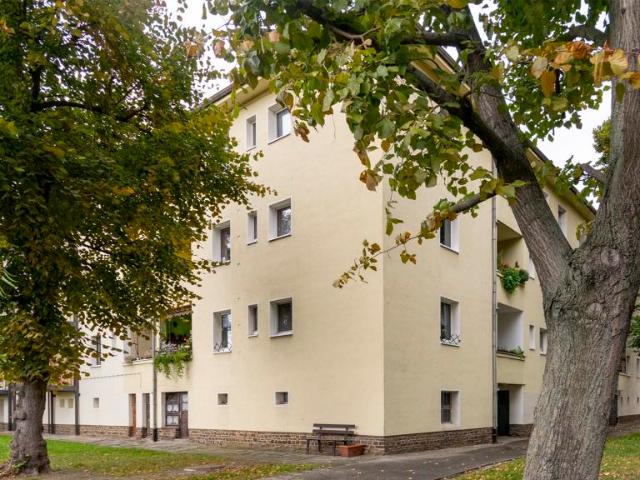 Kleine Dreiraumwohnung mit Badewanne und kleinem Balkon in Mockau