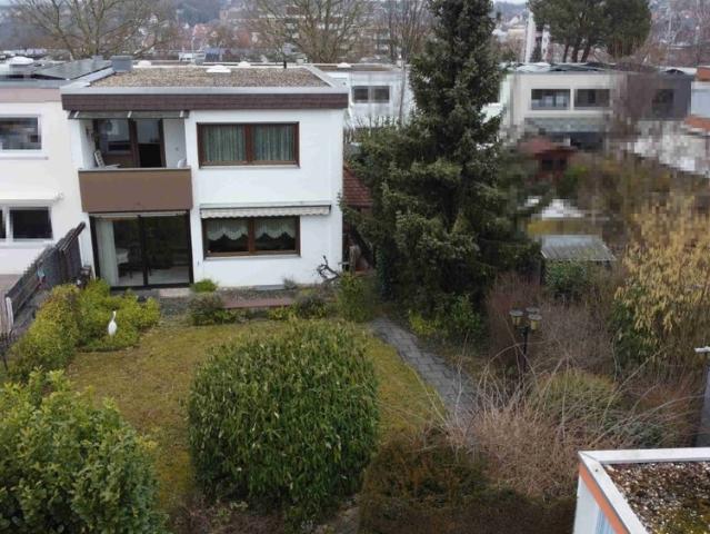 Kleine Familie sucht bezahlbares Haus mit schönem, ruhigen Garten? Hurra, gefunden!