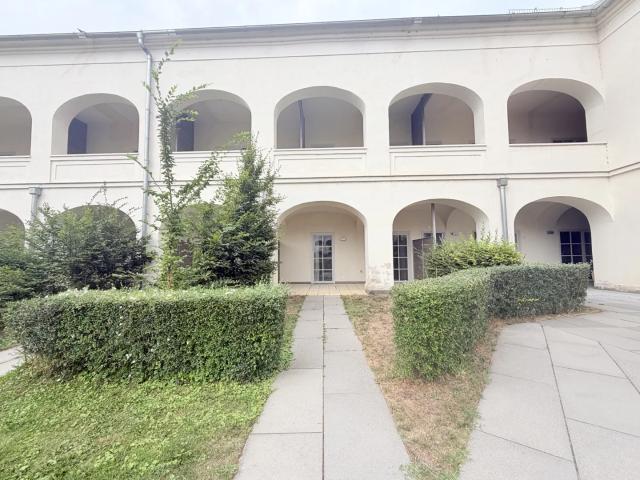 Kleine feine Gartenwohnung im historischen Schloss Neusiedl