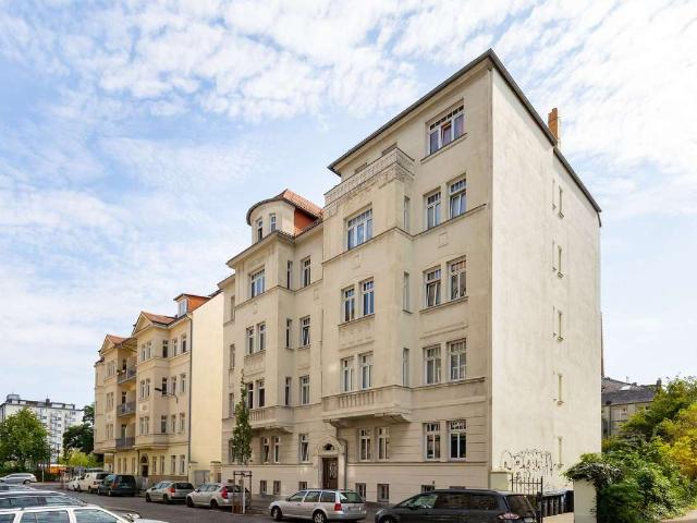 Kleine, freie Altbauwohnung mit großem Erker, Parkett und Stuck am Steinplatz/ Südvorstadt