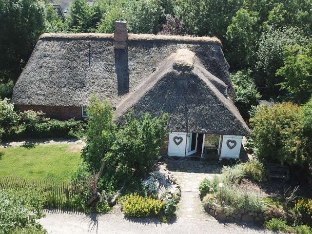 Kleine Haushälfte in der Historischen Reetdachkate von 1740 mit Garten in Emmelsbüll zu vermieten