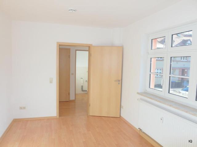 Kleine, hübsche 2 Zimmer Wohnung mit offener Küche, Laminatboden und Bad mit Dusche