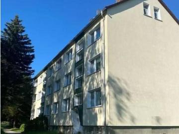 Kleine, hübsche 2 Zimmer Dachwohnung mit fast neuem Laminatboden, offener Küche und Badewanne