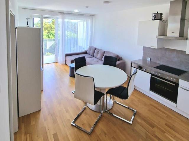 KLEINE MÖBLIERTE WOHNUNG IN WR. NEUSTADT MIT 12 M² BALKON, WEITBLICK UND GARAGENPLATZ