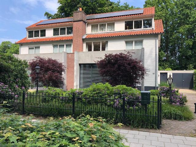 Kleine studentenkamer, alleen vrouw!