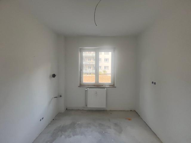 Kleine, renovierte 4 Zimmer Wohnung mit Balkon im Erdgeschoss