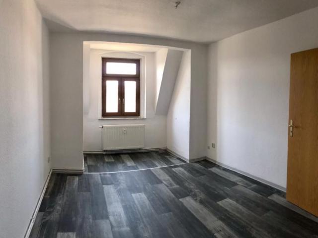 kleine, renovierungsbedürftige 3 Raumwohnung mit Fenster im Bad / Dachgeschossflair !