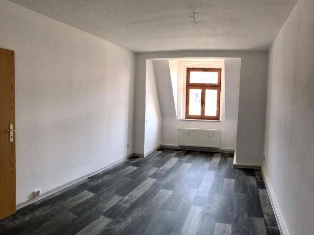 kleine, renovierungsbedürftige 3 Raumwohnung mit Fenster im Bad / Dachgeschossflair !