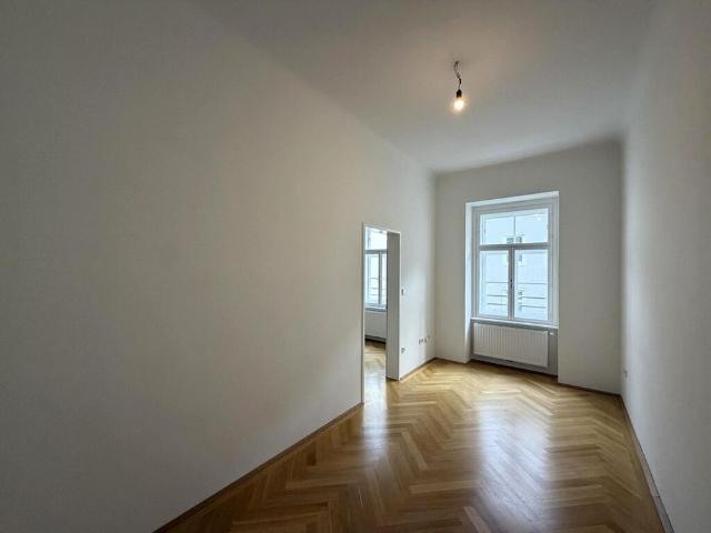 Kleine Wohnung mit Blick in den Innenhof / Tiny Apartment with view in the inner court yard /