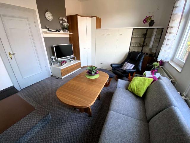 Kleine Wohnung mit teilsaniertem Badezimmer