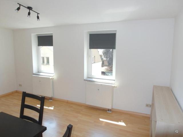 Kleine, teilmöblierte 1 Zimmer Wohnung im 3.OG mit Laminatboden * auch als Büro nutzbar