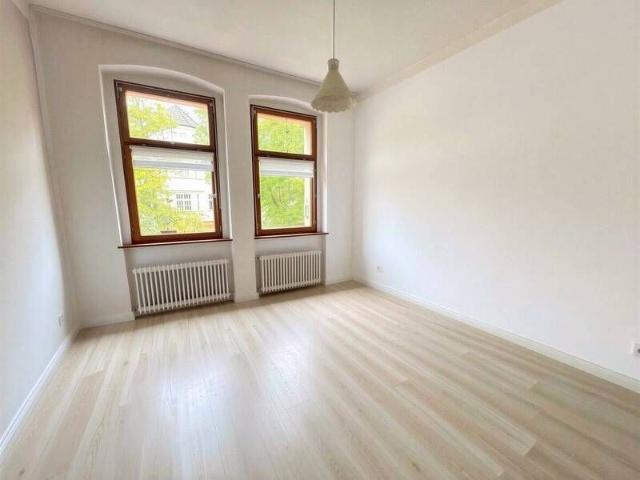 Kleine und feine 2 Zimmer Altbauwohnung mit Süd West Balkon