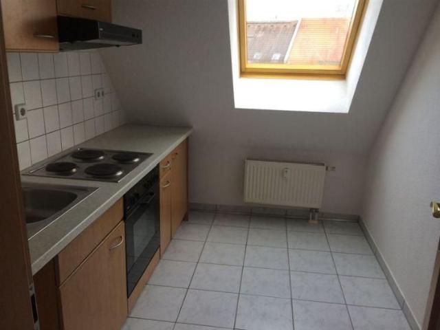 Kleine und günstige DG 3 Zimmerwohnung mit Wannenbad, EBK und Laminat in ruhiger Lage!