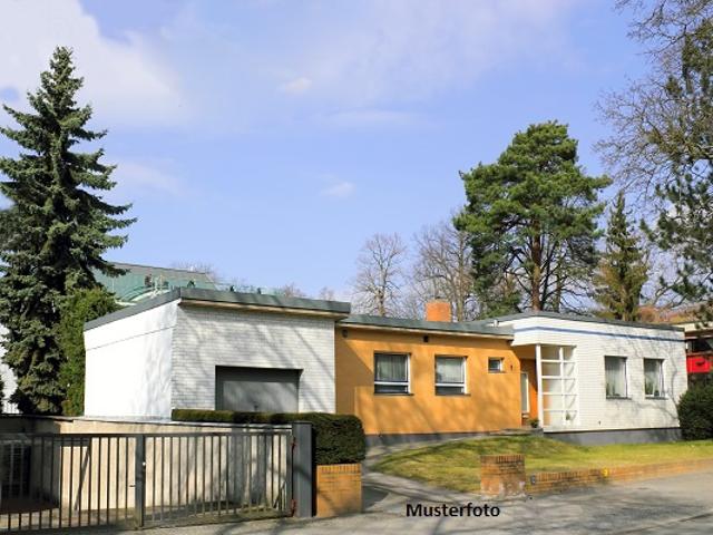 Kleiner Bungalow mit Garten und Carport