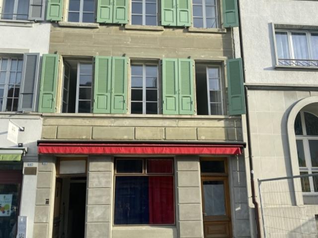 Kleiner Geschäftsraum mit Schaufenster im Herzen von Romont
