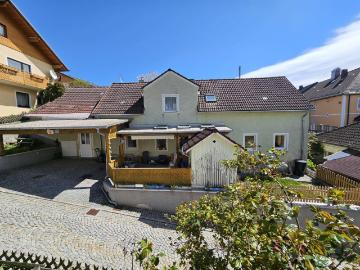 Kleines Markthaus mit Carport und kleinem Garten